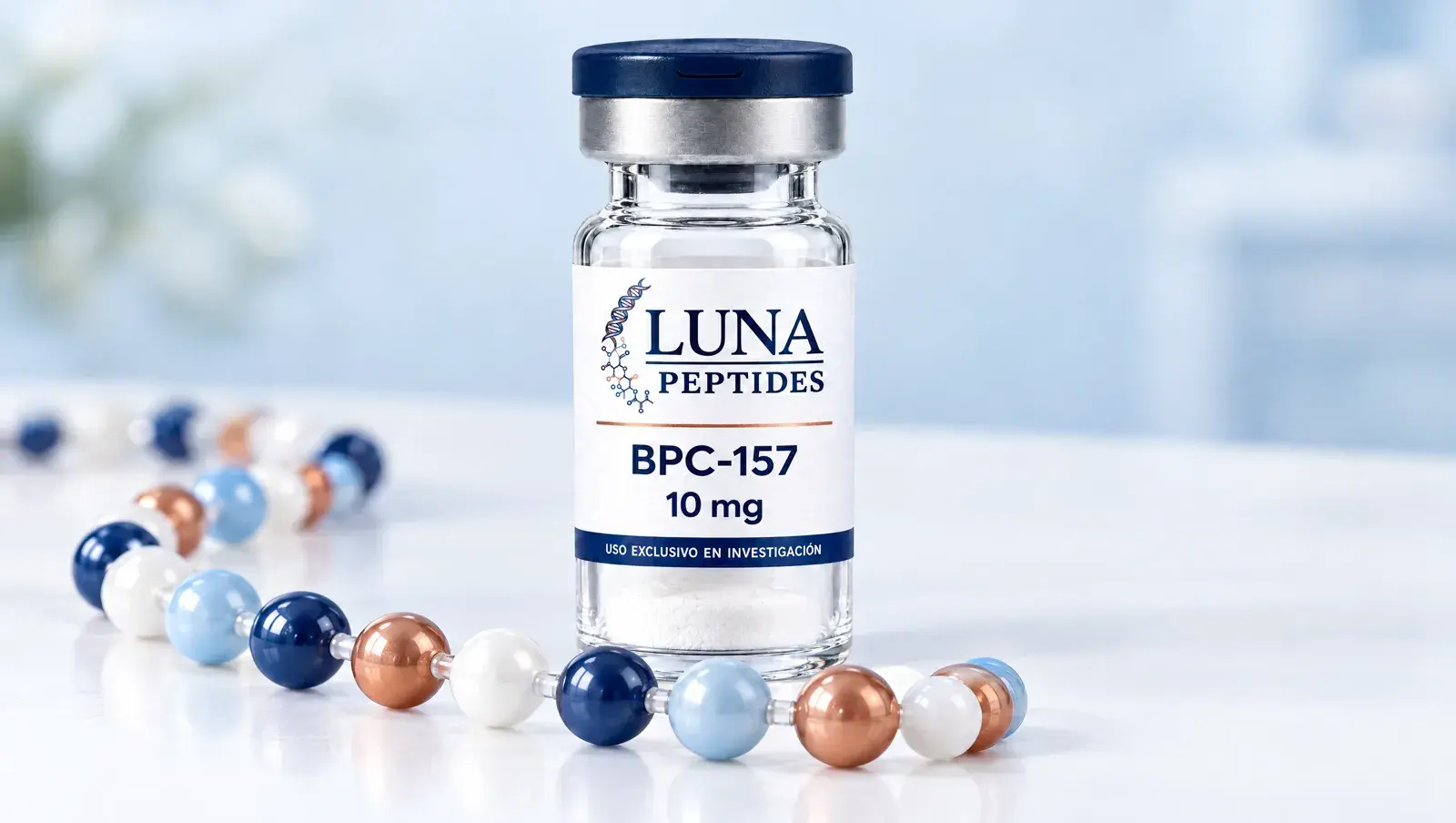 Cadena de cuentas que representa aminoácidos unidos en un péptido, junto a un vial de Luna Peptides